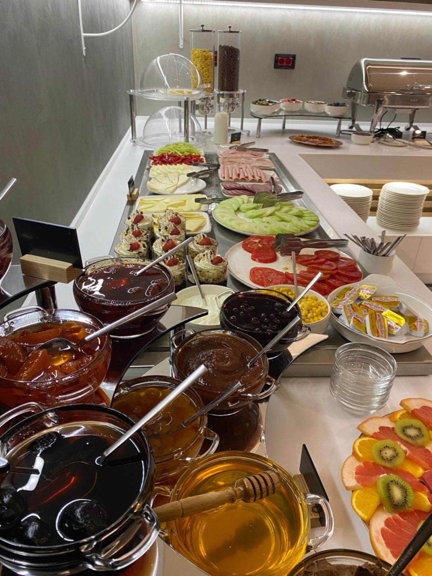 Marjan Plaza Hotel Тбилиси Екстериор снимка