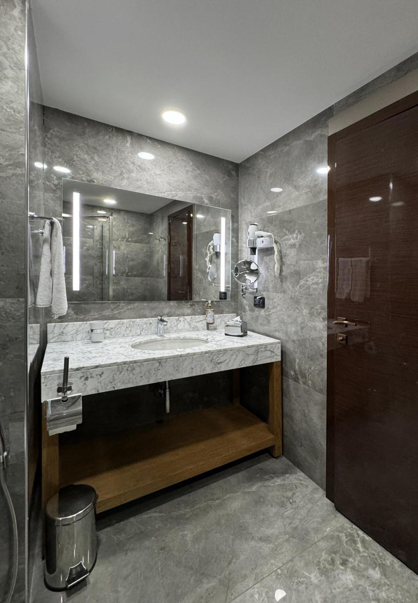 Marjan Plaza Hotel Тбилиси Екстериор снимка